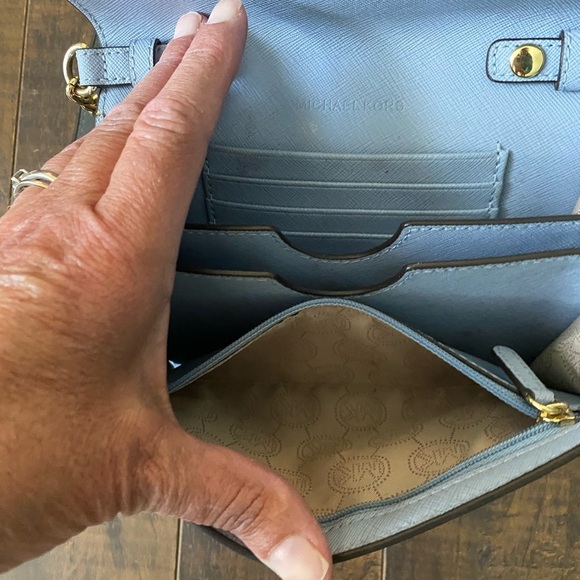 Michael Kors Periwinkle blue crossbody purse with gold strap - Picture 9 of 11